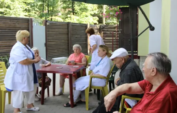 Люди сидять на вулиці в пансіонаті